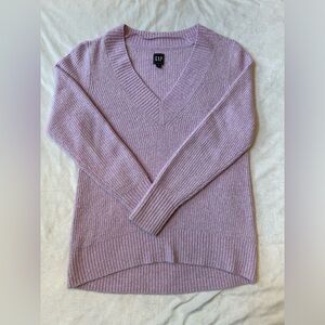 GAP Women’s v-neck sweater